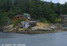 Kanadas Inside Passage - Besiedelter Fjord.JPG
