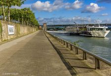 Mainz - Stresemann-Ufer mit Flusskreuzfahrtschiff