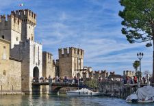 Malerische Orte am Gardasee - Sirmione, Scaligera Burg mit Eingang zur Altstadt