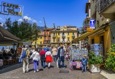 Unterwegs am Gardasee - Malcesine, Touristen auf der Piazza Guglielmo Marconi