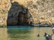 Impressionen aus Gozo - Sporttaucher am Blue Hole in der Dwejra Bay