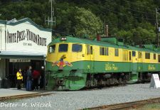 Destination Skagway - Einsteigen zur Fahrt auf der White Pass & Yukon Route.JPG