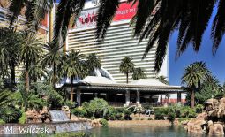Impressionen aus Las Vegas - Eingang zum weitläufigen Mirrage Hotel und Casino.JPG