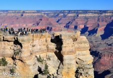 Grand Canyon - Überwältigte Besucher am bis zu 1600m tiefen Canyon.JPG