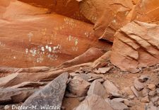 Nachrichten auf Stein im Westen der USA - Mystery Valley 1.JPG