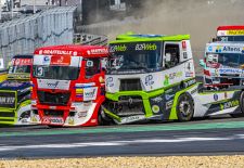 Sport, Motorsport - Trucksport / TRUCK RACING - Motorsport in XXL_Kampflinie in der ersten Kurve