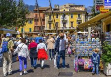 Malerische Orte am Gardasee - Malcesine, Touristen auf der Piazza Guglielmo Marconi