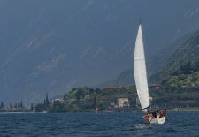 Malerische Orte am Gardasee - Traumziel für Windsurfer und Segler