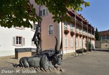 Europastadt Breisach am Rhein - Europa-Stier mit Rathaus.JPG