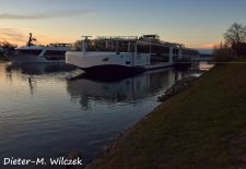 Europastadt Breisach am Rhein - Sonnenuntergang am Schiffsanleger auf dem Rheindeich.JPG