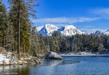 Servus im Bergsteigerdorf Ramsau - Der winterliche Hintersee mit der Hohen Göll Westwand