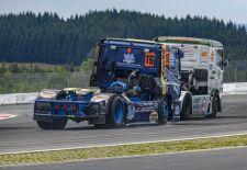 British Race Trucks - MAN and DAF Race Trucks bumper to bumper into the curve