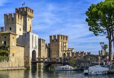 Unterwegs am Gardasee - Sirmione, Scaligera Burg mit Eingang zur Altstadt