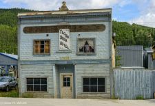 Willkommen in Dawson City - Die legendäre Goldgräberstadt am Yukon - Historisches Flora Dora Hotel.JPG