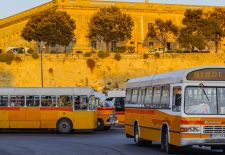 MALTESISCHE IMPRESSIONEN - Typische Nahverkehrsbusse am alten Bus Terminus in Valetta